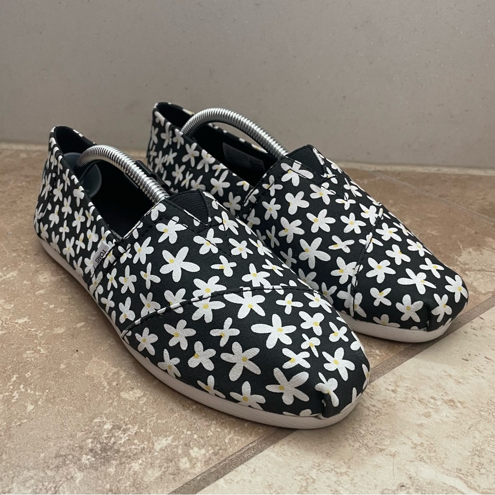 Daisy print Tom’s, size W 6.5